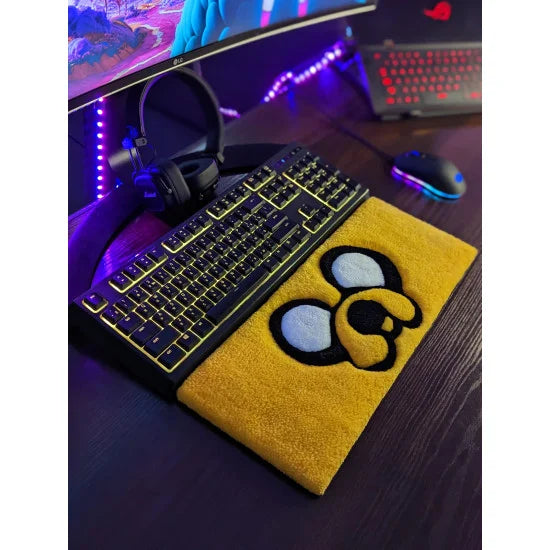 FLUFFY KEYBOARD RUG AT